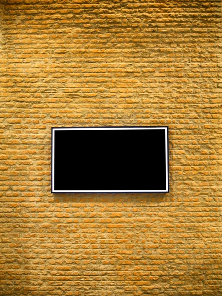 Tafel an Ziegelmauer — Stockfoto