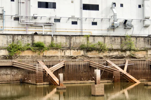 Estructura del muro de retención: Estructuras de ingeniería — Foto de Stock