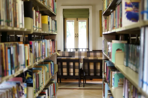 Libri in Biblioteca sul tavolo — Foto Stock