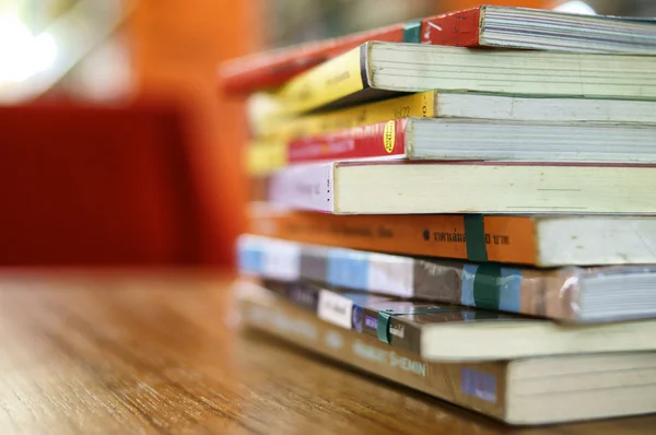 Книги в библиотеке на столе — стоковое фото