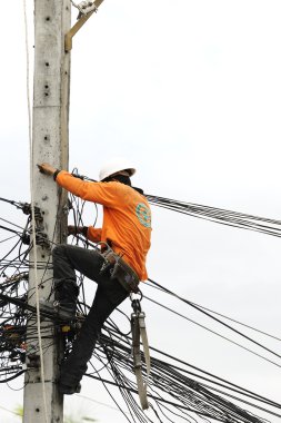 Elektrikçi adam elektrik direkleri.