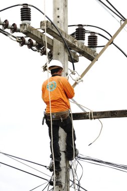 Elektrikçi adam elektrik direkleri.