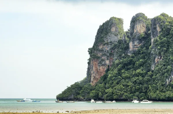 A Railay utazási meredek sziklák. — Stock Fotó