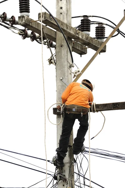 Homem de eletricista em postes eléctricos. — Zdjęcie stockowe