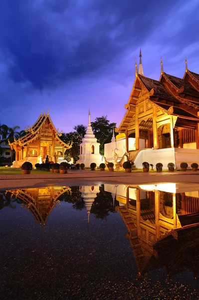 Phra Singh templo crepúsculo tempo — Fotografia de Stock