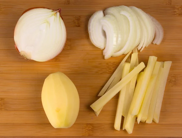 Приготовление картофельных чипсов с луком Стоковое Изображение