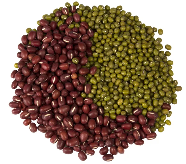 红色和绿色的豆子上白色孤立 — 图库照片