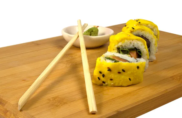 Sushi com atum e ovos mexidos — Fotografia de Stock