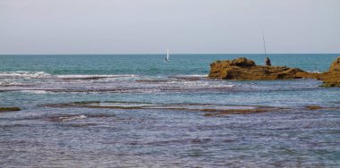 Akdeniz kıyılarında dalgalar ve kayalar