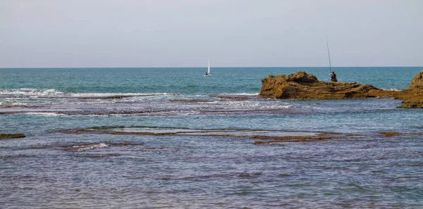 Akdeniz kıyılarında dalgalar ve kayalar