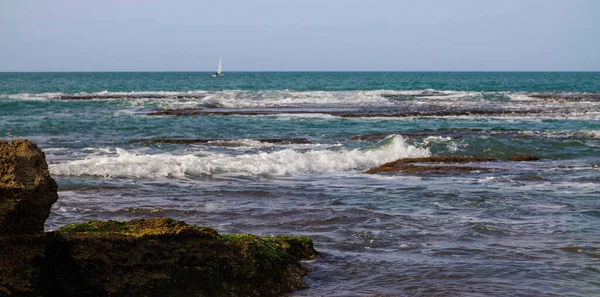 Golven Rotsen Aan Oevers Van Middellandse Zee — Stockfoto