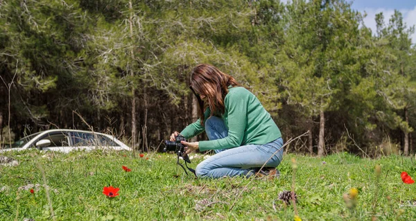 Une Fille Dans Une Prairie Photographiant Des Fleurs — Photo