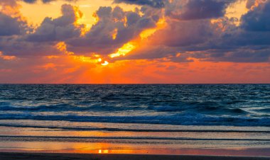 Akdeniz üzerinde güzel gün batımı