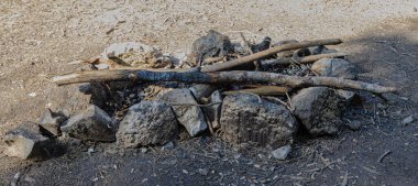 Sönmüş bir ateşin kömürleri