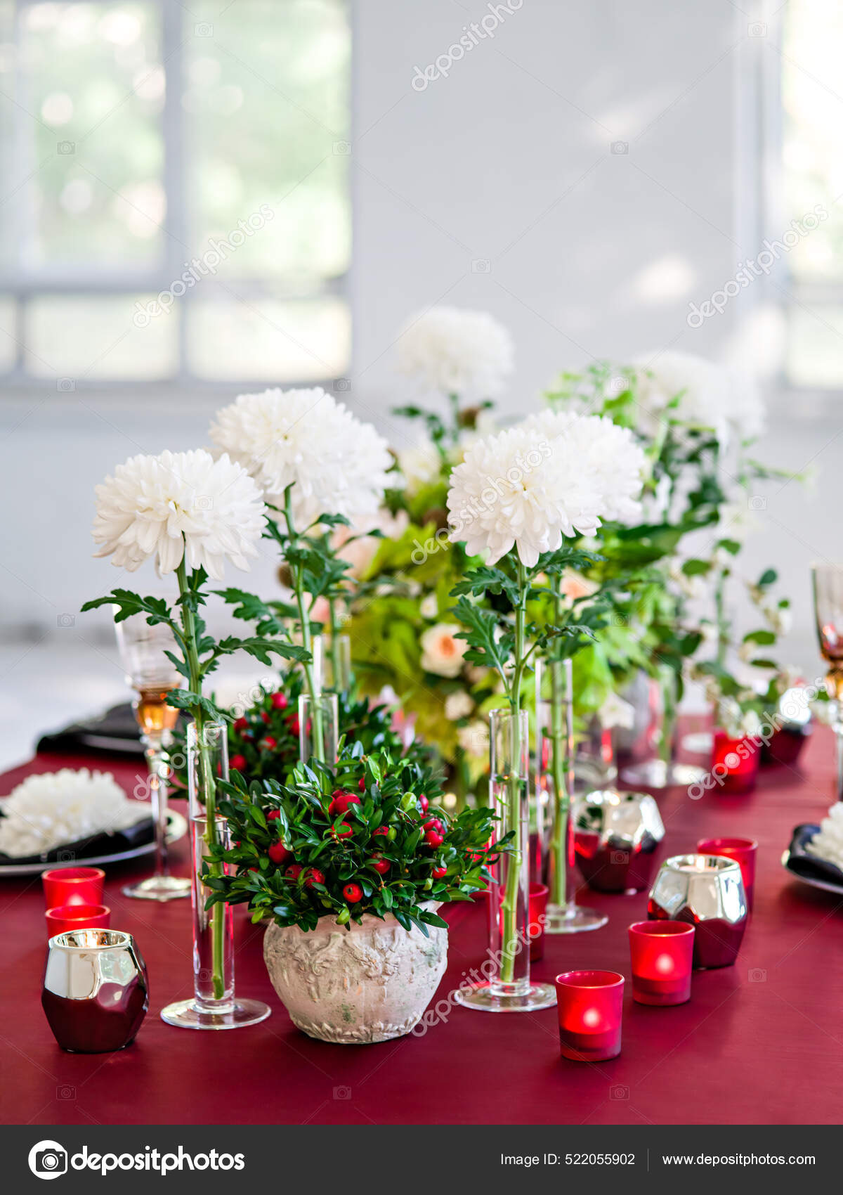 Cenário Mesa Com Decorações Flores Velas Vermelhas Mesa Para Celebração  fotos, imagens de © shyrokowa #522055902