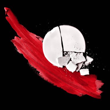 Siyah arka planda kırmızı ruj fırçasının üzerinde beyaz ezilmiş göz farı. Makyaj malzemesi lekesi. Makyaj sanatçıları için klasik renk kombinasyonu kozmetik örnekleri.