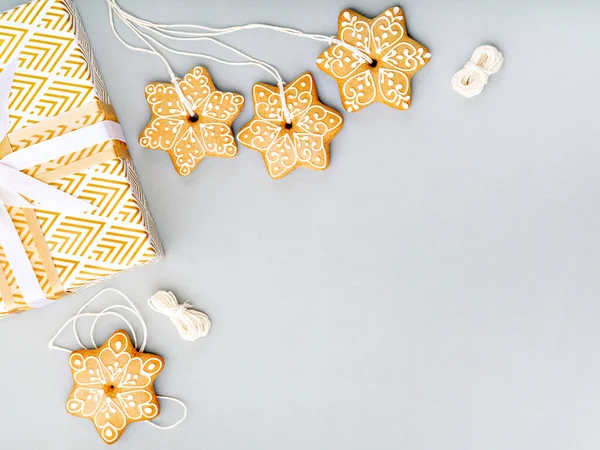 ミニマリズムのクリスマスとテキストのためのスペースと新年のフレーム ライトブルーの背景に星型のジンジャーブレッドクッキーとギフトボックス 最小限の冬の休日の概念 はがきまたは招待状のモックアップ — ストック写真