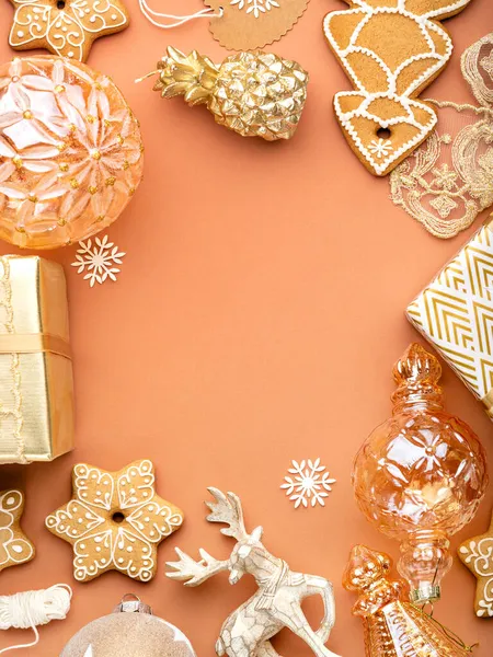 旧式のクリスマス 新年の概念的な背景 ジンジャーブレッドクッキー ギフトボックス リボン ヴィンテージの泡や装飾と冬の休日のフレーム コピースペース付きのカードまたは招待モックアップ — ストック写真