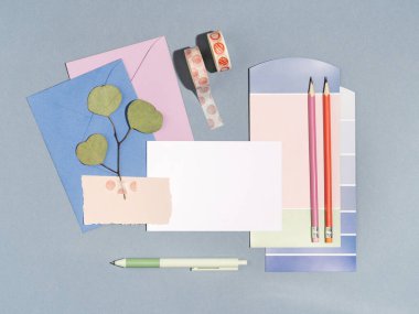 Renkli kumaş ve ofis malzemeleriyle tasarımcıların iş yerlerinin üst görüntüsü. Sanatçının masası ya da serbest çalışan yaratıcı bir kız. Yapılacaklar listesi, eskiz defteri. Ev kavramından çalış.