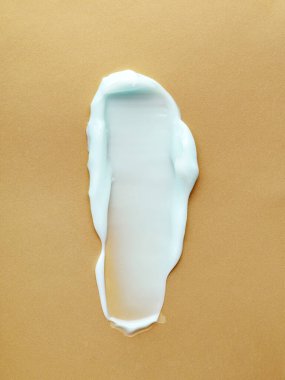 Açık mavi renk güzellik ürünleri. Yüz ve vücut bakımı rutini. Altın arka planda krema darbeleri. Kozmetoloji, sağlık, güzellik konsepti. Minimalist basit şablon. Kozmetik dokusu. 