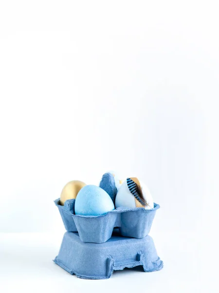Простая Минималистская Пасхальная Рамка Голубых Окрашенных Яиц Ручной Работы Белом — стоковое фото