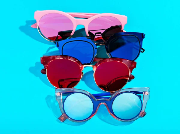 Minimalist Summer Background Blue Red Pink Retro Shaped Sunglasses Idea — Stock Photo, Image