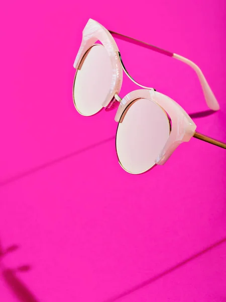 Retro Shaped Sunglasses Vivid Fuchsia Pink Coloured Backdrop Minimalist Background — Zdjęcie stockowe