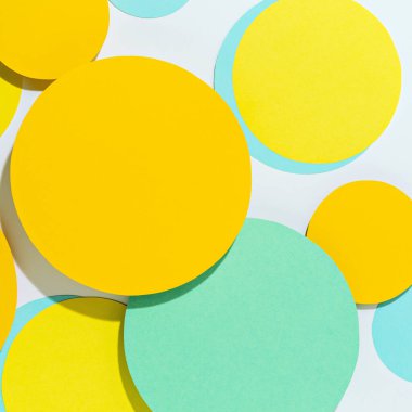 Pastel mavi ve sarı renklerde basit yuvarlak şekiller. Kağıt dairelerin eğlenceli renkli mozaiği. Tasarım ve tasarım için yaratıcı kavramsal şablon. Metin için düzenle.