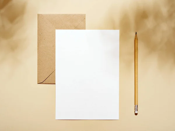 Witte Lege Kaart Met Briefpapier Set Van Enveloppe Een Potlood — Stockfoto