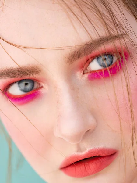 Zamknij Twarz Delikatnym Świetle Dziennym Kobieta Naturalne Niebieskie Oczy Pięknymi — Zdjęcie stockowe