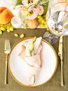 Renkli şenlikli masa düzenleme. Restoran, düğün, çiçekler, mumlar, meyveler ve yapraklarla süslenmiş parti. Yaz ortası ya da sonbahar havası, romantik akşam yemeği. Çiçekçi işgali.