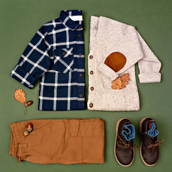 Autumn Boy Outfit Green Background Little Boy Autumn Fashion Kids ロイヤリティフリーのストック画像