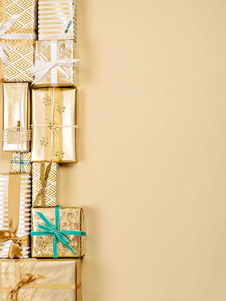 Luxuriöse Geschenkidee Weihnachten Schöne Minimalistische Geschenkschachtel Papier Gewickelt Mit Goldenem lizenzfreie Stockbilder