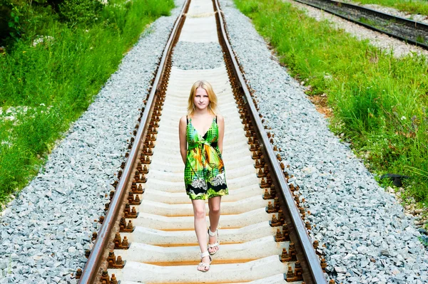 Menina em trilhos ferroviários — Fotografia de Stock