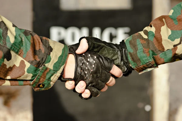 Kézfogás rendőrség — Stock Fotó