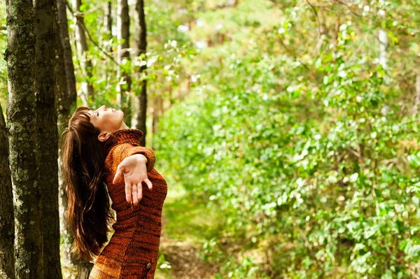 Frau im Wald — Stockfoto