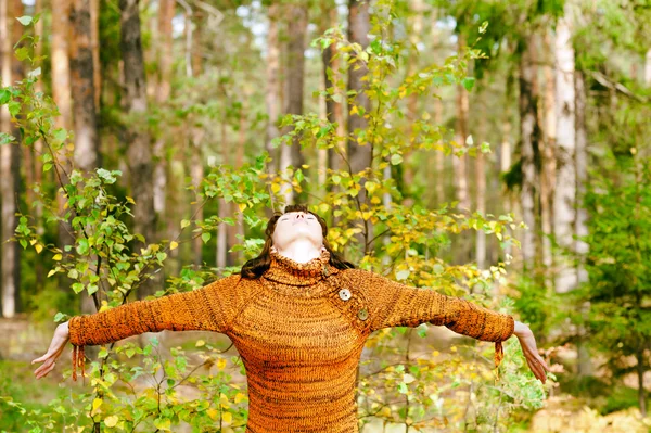 Kvinna i skogen — Stockfoto