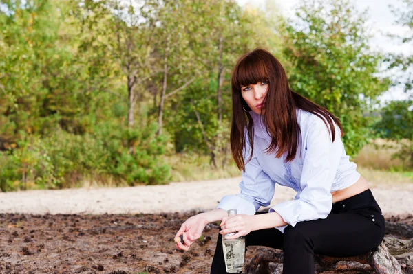 Vrouw in pirate afbeelding — Stockfoto