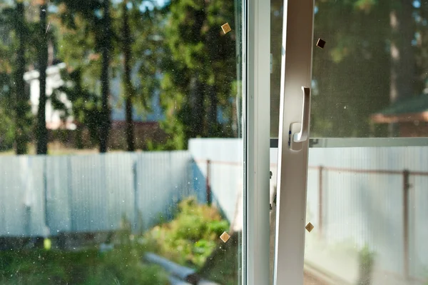 Fenster mit Moskitonetz — Stockfoto