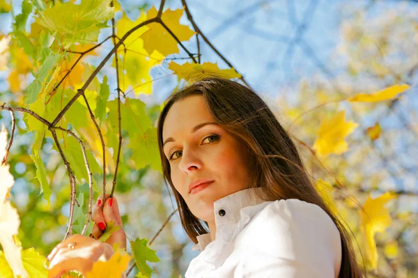 Sonbahar yaprakları arasında kadın — Stok fotoğraf