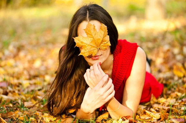 Beautiful girl covers face — Stock Photo, Image