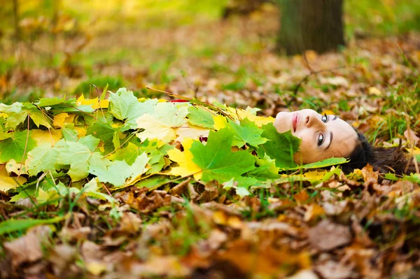 Chica acostada en el suelo — Foto de Stock