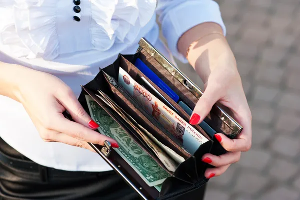 Mujer muestra bolso — Foto de Stock