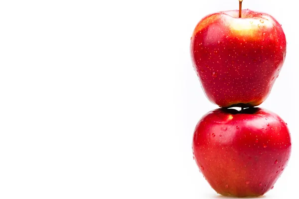 Dos manzanas rojas aisladas sobre un fondo blanco — Foto de Stock