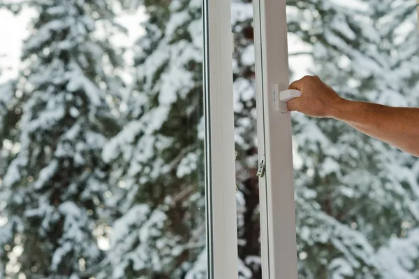 Hombre abre la ventana de plástico —  Fotos de Stock