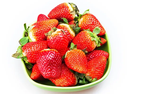 Teller mit Erdbeeren isoliert auf weiß — Stockfoto
