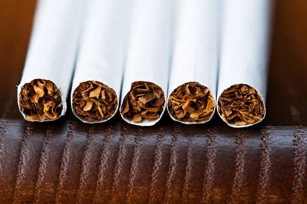 Cigaretter liggande på ett bord — Stockfoto