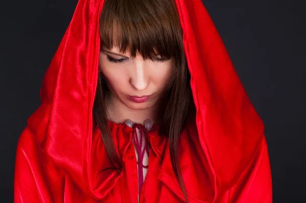 Bela mulher em um manto vermelho — Fotografia de Stock