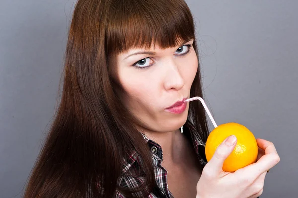 Mujer bebiendo un cóctel — Foto de Stock