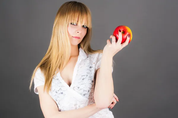 Flicka som håller en apple — Stockfoto